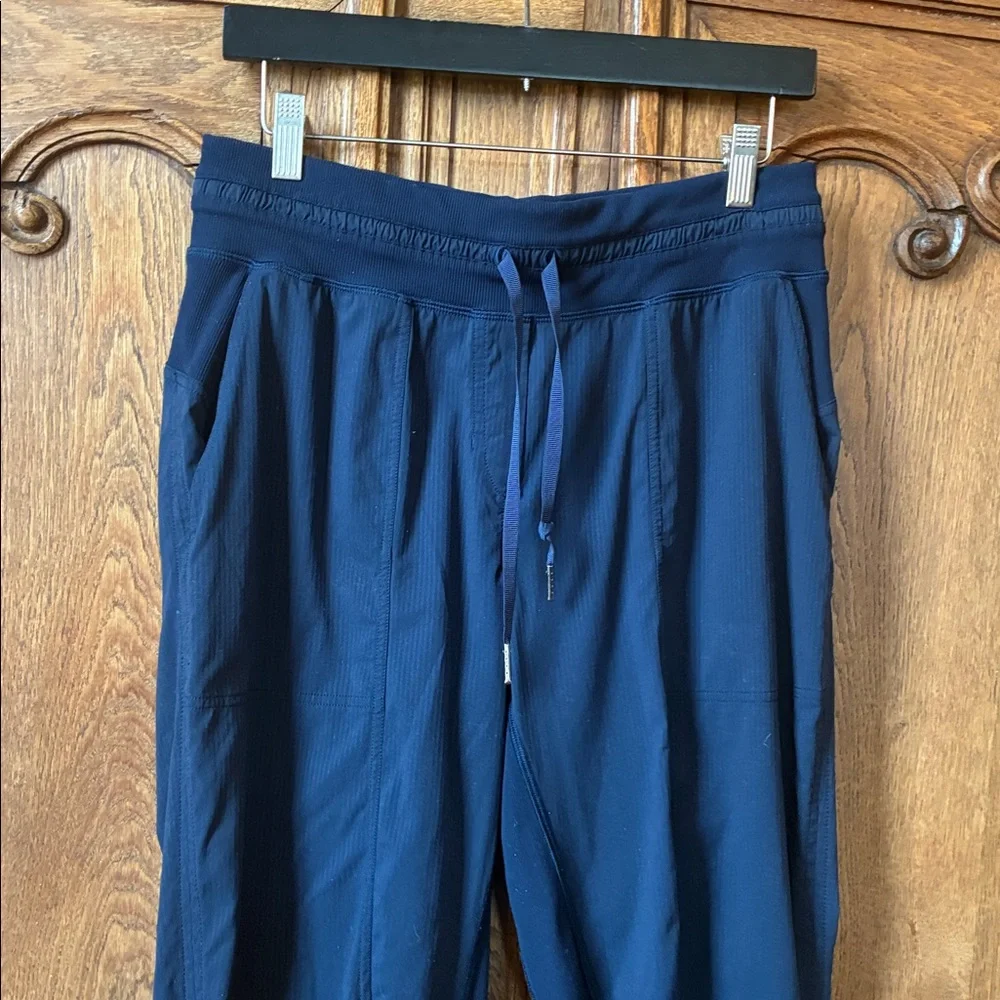 Lululemon On The Fly Pant Size 8 Navy 25” Cropped Pull On Work Travel